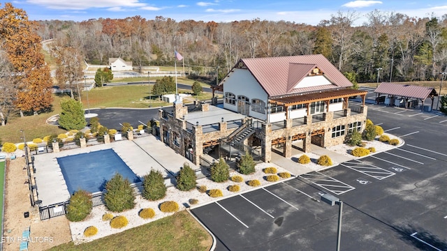 birds eye view of property featuring a forest view