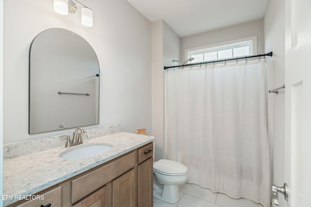 bathroom with toilet, a shower with curtain, and vanity