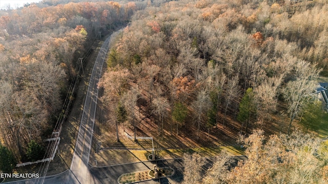 bird's eye view featuring a wooded view