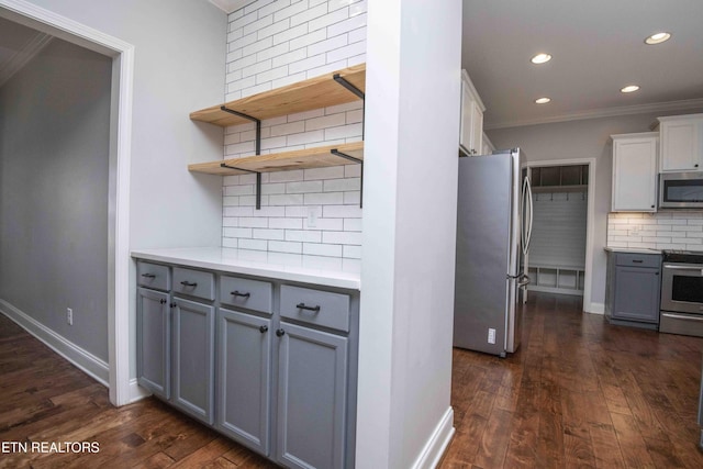 kitchen with gray cabinets, stainless steel appliances, dark wood-style flooring, and light countertops