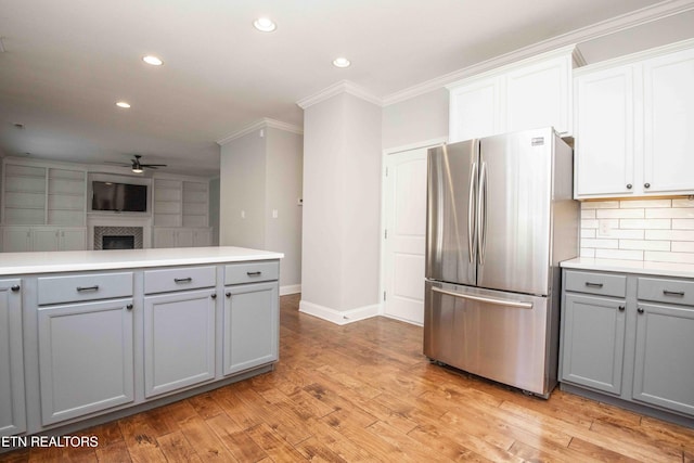 kitchen featuring ornamental molding, freestanding refrigerator, gray cabinetry, and a ceiling fan