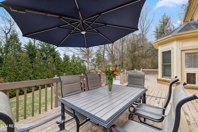 deck with outdoor dining space