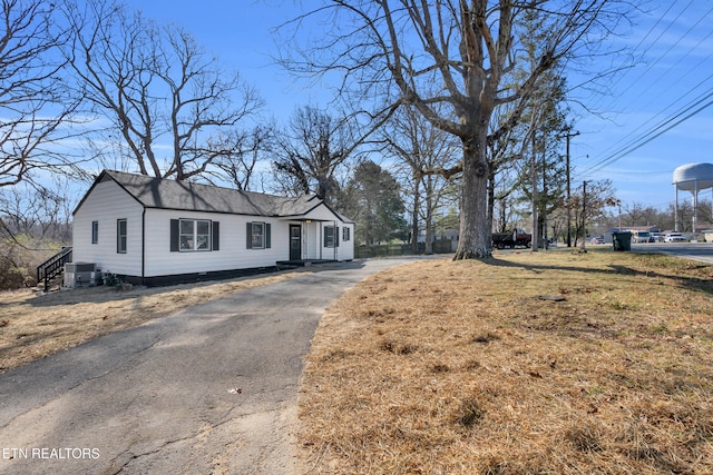 view of front facade with a shingled roof