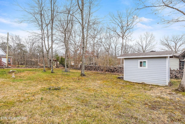 view of yard featuring an outbuilding