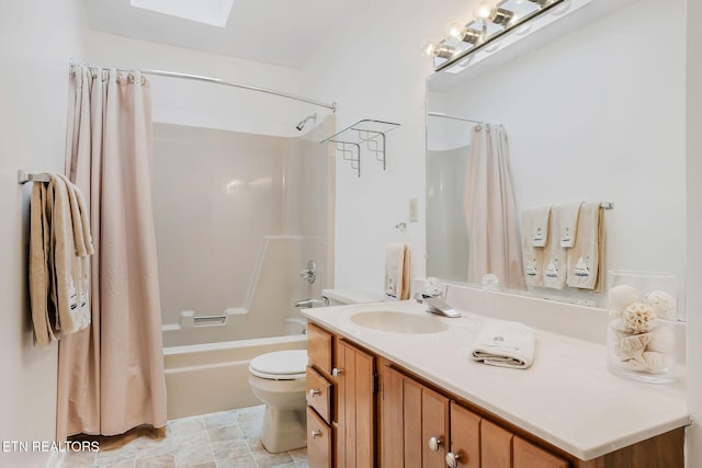 full bath with toilet, a skylight, shower / bath combo with shower curtain, and vanity