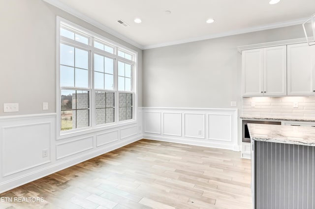 unfurnished dining area with recessed lighting, light wood-style floors, visible vents, and ornamental molding