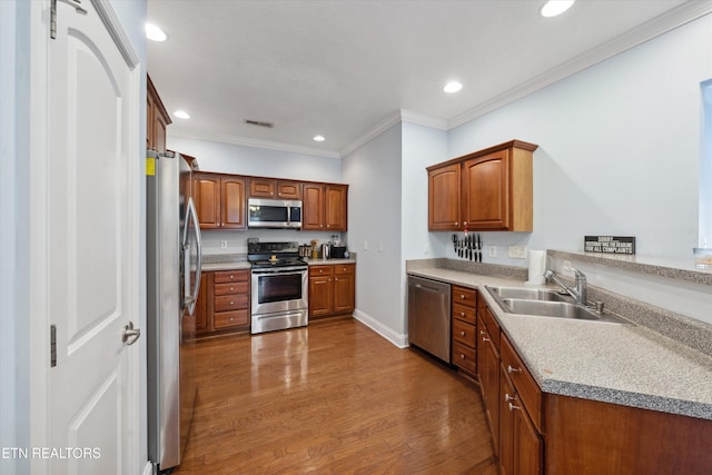 kitchen with recessed lighting, stainless steel appliances, a sink, dark wood-style floors, and crown molding