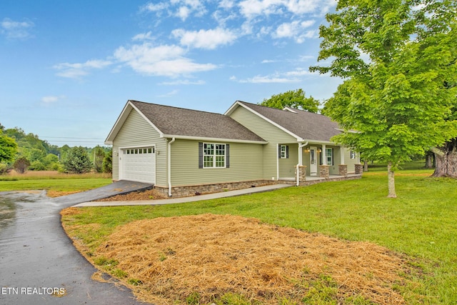 ranch-style house featuring a front lawn and roof with shingles