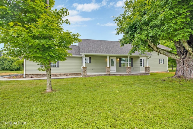 view of front of property featuring a front yard and roof with shingles