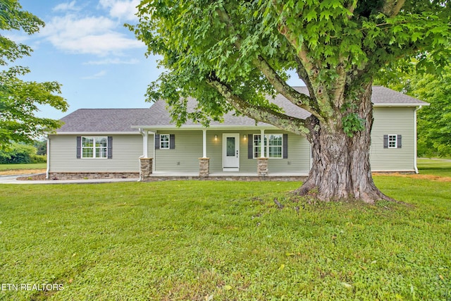 view of front facade featuring a front yard and covered porch