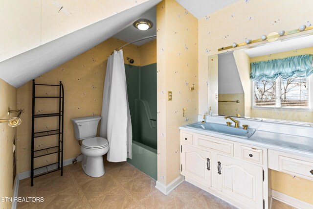 bathroom with shower / bath combo with shower curtain, toilet, lofted ceiling, baseboards, and vanity