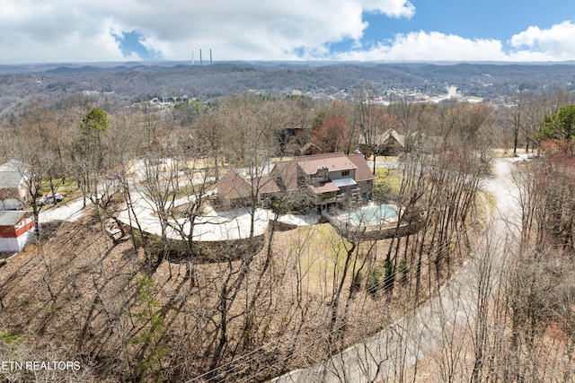 birds eye view of property featuring a forest view