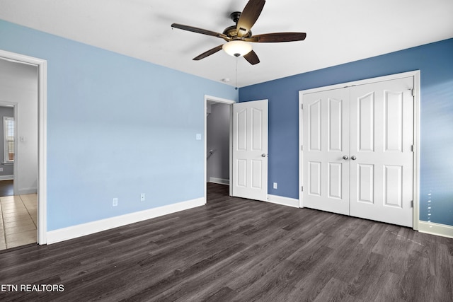 unfurnished bedroom featuring ceiling fan, a closet, baseboards, and wood finished floors