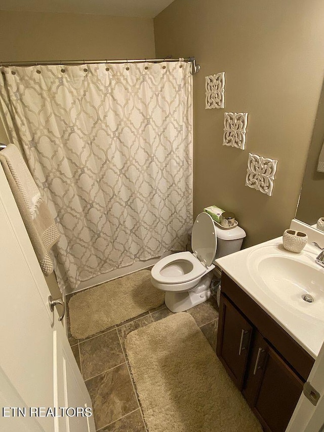 full bathroom featuring tile patterned flooring, toilet, vanity, and a shower with curtain