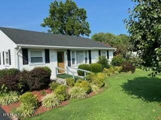 view of front of property featuring a front yard