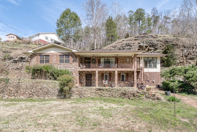 view of front of property featuring brick siding and a front lawn