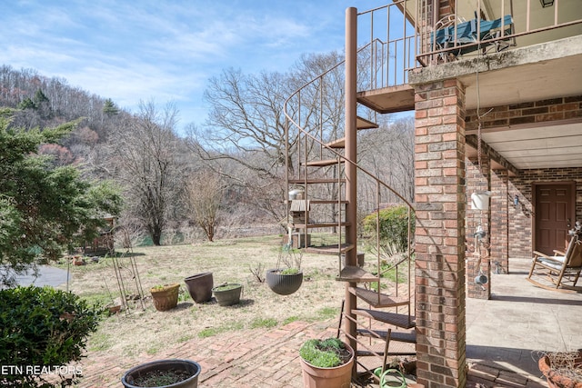 view of yard with a patio area