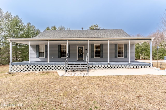 view of front of property featuring a porch, a front yard, and a shingled roof