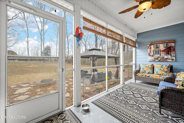 sunroom featuring ceiling fan