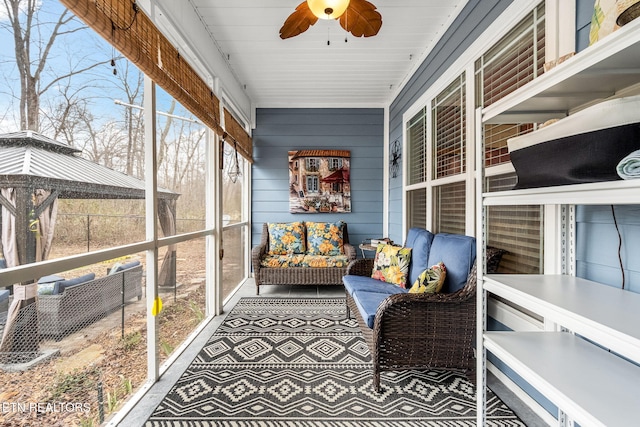 sunroom with ceiling fan