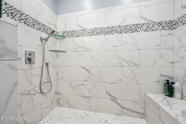 full bath with tiled shower