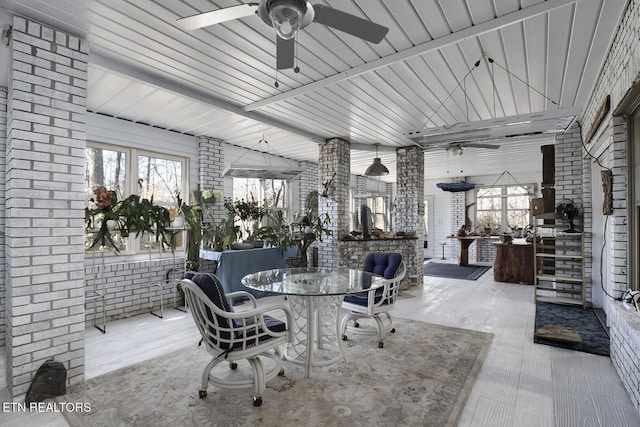 sunroom with ceiling fan