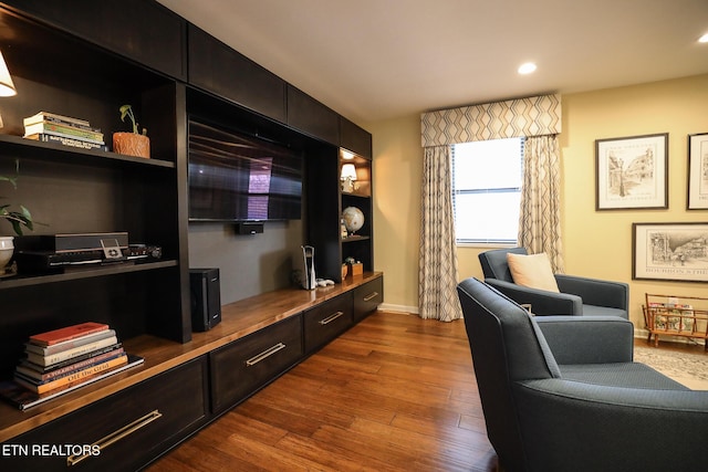 living room with baseboards, dark wood-type flooring, and recessed lighting