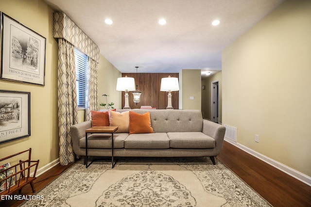 living room featuring recessed lighting, visible vents, baseboards, and wood finished floors