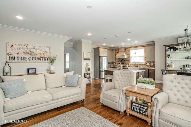 living room with baseboards, recessed lighting, wood finished floors, and crown molding