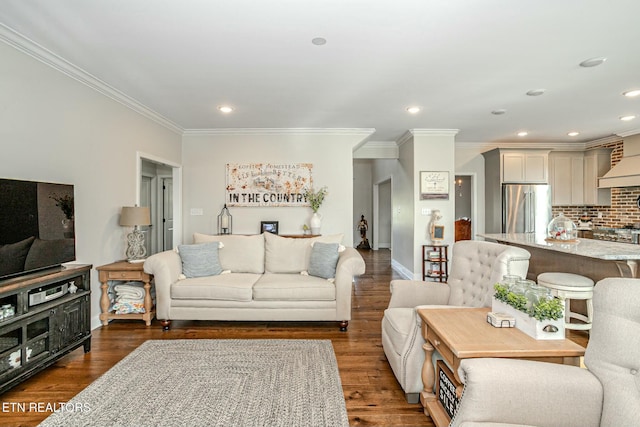 living room featuring dark wood-style floors, recessed lighting, ornamental molding, and baseboards