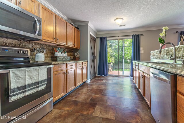 4404 Aylesbury Dr, Knoxville, TN 37918 - kitchen featuring stainless steel appliances, a sink, tasteful backsplash, brown cabinets, and baseboards