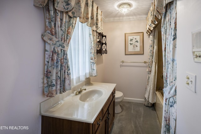 bathroom featuring crown molding, baseboards, toilet, shower / bath combo, and vanity