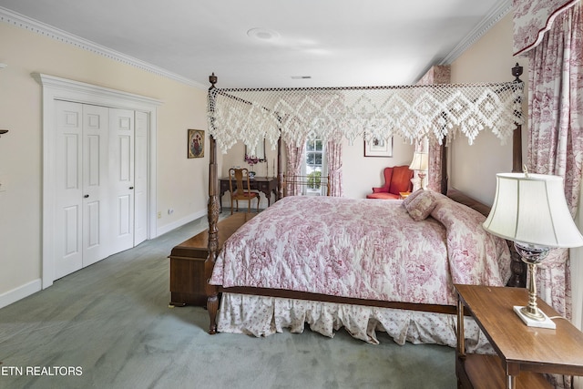 bedroom with crown molding, carpet, baseboards, and visible vents