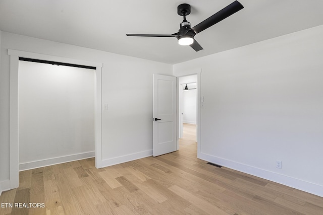 unfurnished bedroom featuring light wood-style flooring, visible vents, baseboards, and a ceiling fan