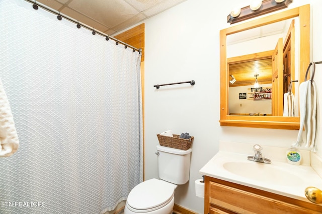 bathroom with toilet, a shower with curtain, and vanity