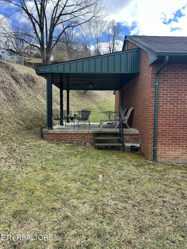 view of yard with a carport