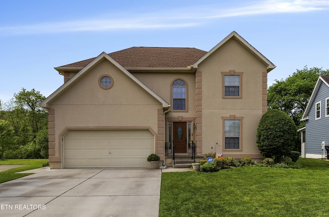 view of front facade featuring roof with shingles, stucco siding, driveway, and a front lawn