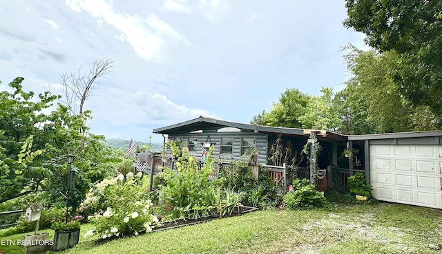 view of front of home with a garage and driveway