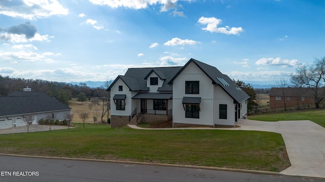 view of front of property featuring a front lawn and fence