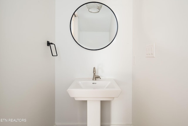 bathroom featuring a sink and baseboards