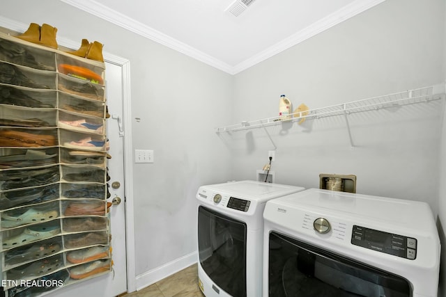 washroom featuring laundry area, visible vents, baseboards, crown molding, and washing machine and dryer