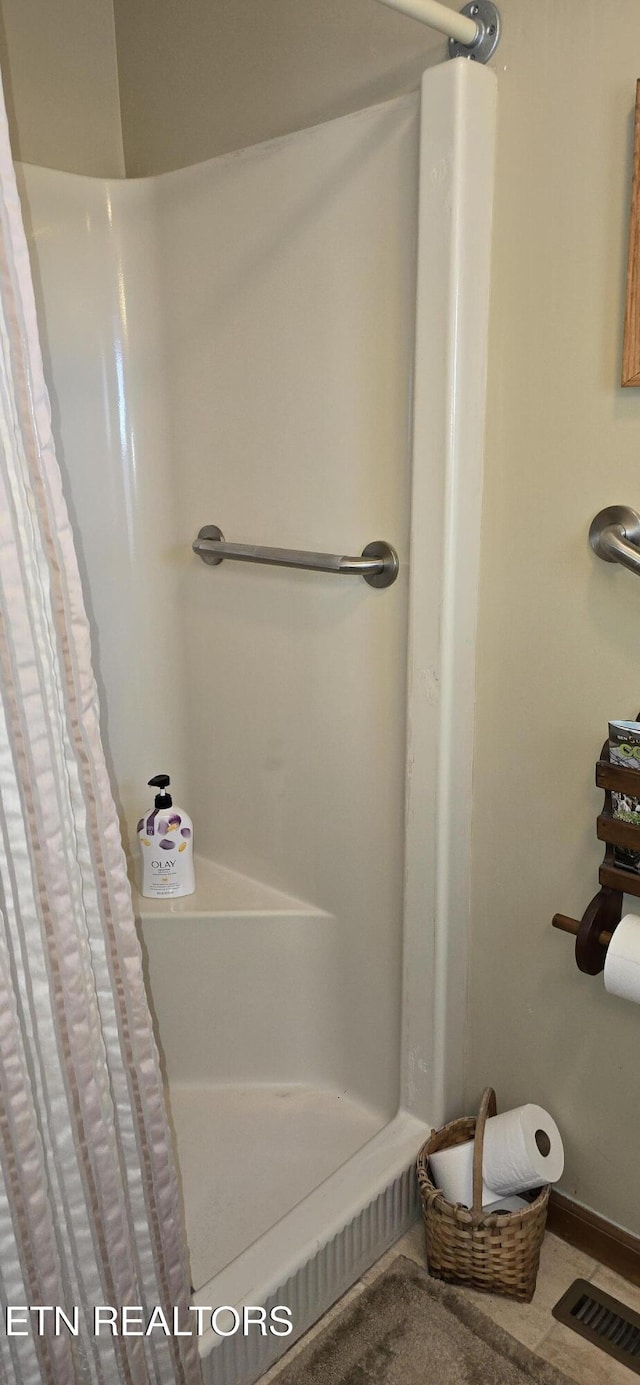 full bath with visible vents and a shower with curtain