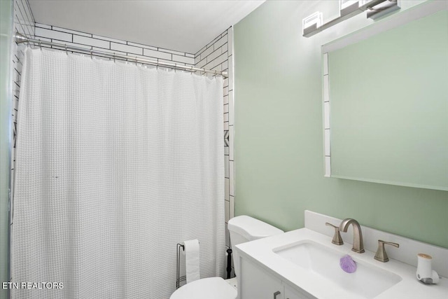 full bath featuring toilet, vanity, and a shower with curtain