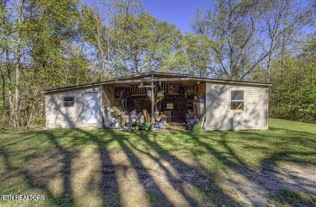 view of outdoor structure with driveway and an outdoor structure