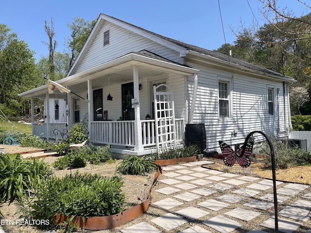 view of front facade featuring a porch