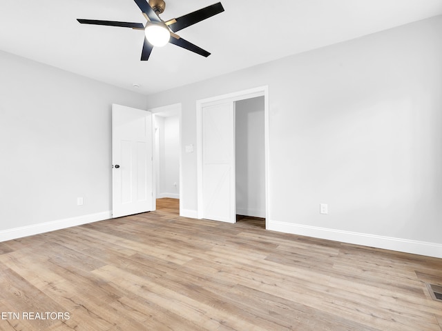 unfurnished bedroom featuring light wood-type flooring, baseboards, and a ceiling fan