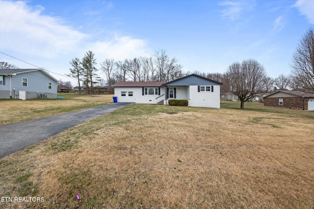 view of front of house with aphalt driveway and a front yard