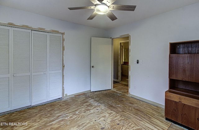 unfurnished bedroom with a ceiling fan and a closet