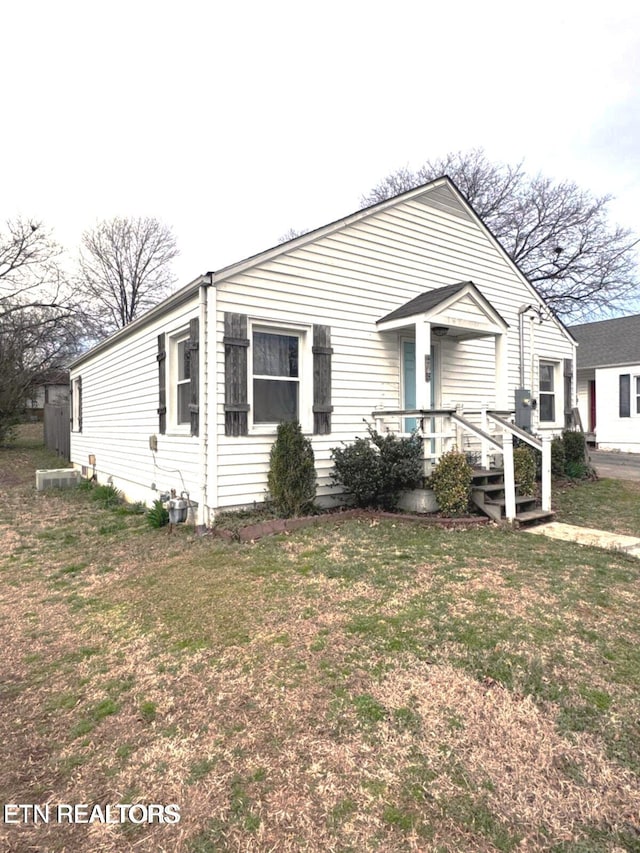 view of front of home with a front lawn