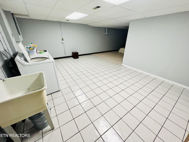 washroom featuring laundry area, visible vents, a sink, and baseboards